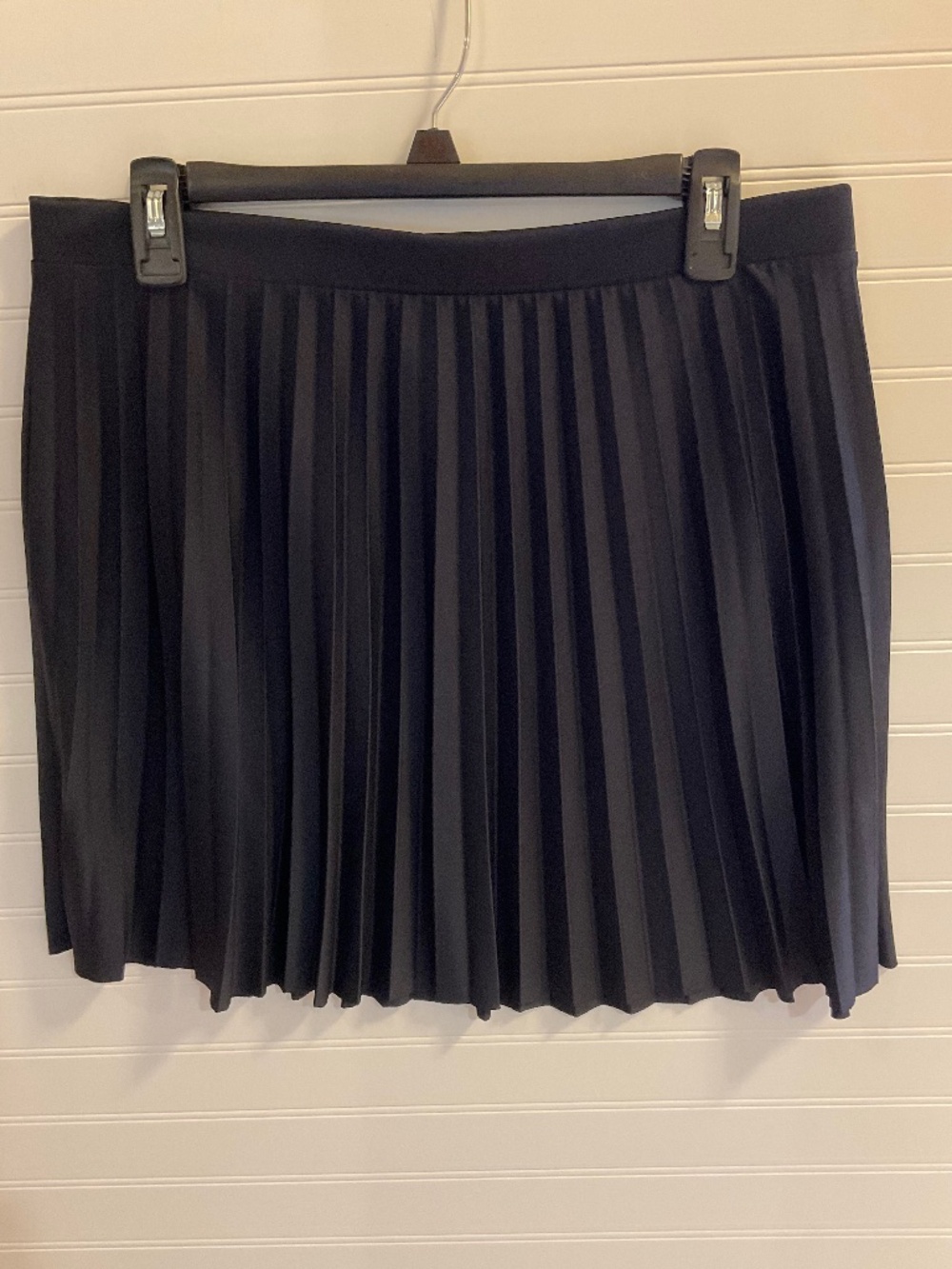 H&M Black Pleated Pull-On Midi Skirt. SizeL L.  NWT.